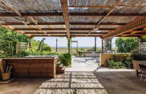 un patio al aire libre con pérgola de madera en Oro Biancu, en Lucciana