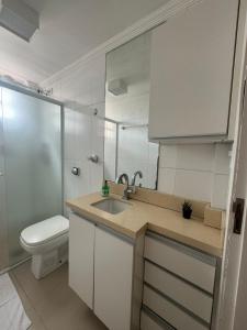 een badkamer met een wastafel en een toilet bij Apartamentos Liberdade São Paulo Center in Sao Paulo