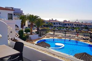 vistas a la piscina desde el balcón de un hotel en Precioso apartamento con piscina y vista al mar en San Miguel de Abona