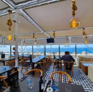 A restaurant or other place to eat at Precioso apartamento con piscina y vista al mar