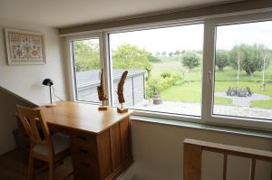 escritorio y ventana con vistas al patio en Kustverhuur, 't Uusje Nieuwvliet, en Nieuwvliet