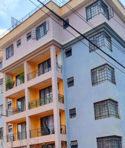 ein weißes Gebäude mit Balkon auf der Seite in der Unterkunft Rossyln Home close to Village Market, UN and Two Rivers Mall in Nairobi