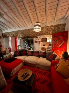 a living room with a white couch and red furniture at Monte Refúgio do Silêncio in Portalegre