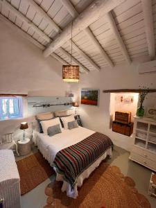 um quarto com uma cama grande num quarto em Monte Refúgio do Silêncio em Portalegre