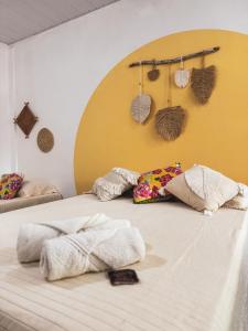 Un pat sau paturi într-o cameră la Carimbó Pousada e Hostel