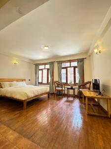 Karuna Hotel Patan Kathmandu客房内的一张或多张床位
