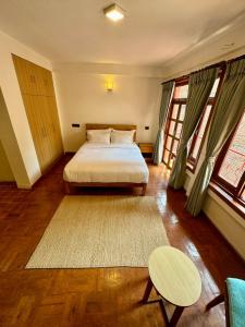 Karuna Hotel Patan Kathmandu客房内的一张或多张床位