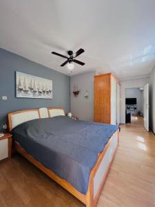 Schlafzimmer mit einem Bett und einem Deckenventilator in der Unterkunft Apartment Ivana in Senj