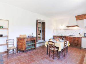 eine Küche mit einem Tisch und Stühlen im Zimmer in der Unterkunft Apartment Il Camino-2 by Interhome in Grassina