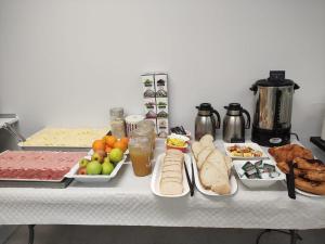 einen Tisch mit verschiedenen Arten von Lebensmitteln in der Unterkunft Albergue de Villava in Villava