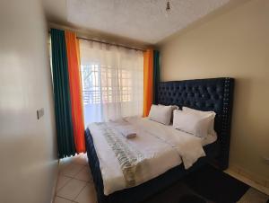 Romantic 1Bedroom Gateway in Kinoo客房内的一张或多张床位