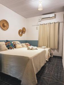 sypialnia z 2 łóżkami i oknem w obiekcie Carimbó Pousada e Hostel w mieście Alter do Chao