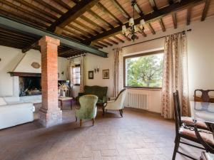 sala de estar con ventana grande y chimenea en Holiday Home Poggio Campana by Interhome, en Montemerano