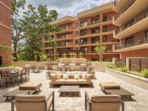 an outdoor patio with couches and tables in front of a building at Clarendon 1BR WD Concierge Gym nr WF WDC-518 in Arlington