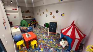 une chambre avec une salle de jeux avec une tente de jeux dans l'établissement Apartamenty Belni Hel Edyta i Maciej Wolak, à Hel