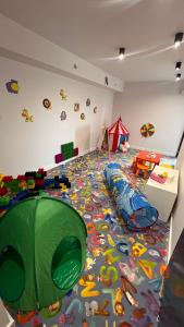 - une chambre pour enfants avec une salle de jeux avec des jouets dans l'établissement Apartamenty Belni Hel Edyta i Maciej Wolak, à Hel