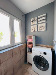 lavadero con lavadora en Apartment Ivana, en Senj