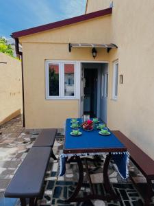 una mesa azul con platos de comida en el patio en Apartment Ivana, en Senj