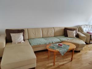Ruang duduk di Apartman SM