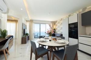 Una cocina y un comedor con mesa y sillas. en Ivory Suite Seafront With Views!- Fl 14 By Homely, en St Paul's Bay