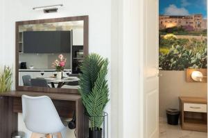 Una televisión o centro de entretenimiento en Ivory Suite Seafront With Views!- Fl 14 By Homely