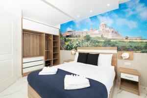Un dormitorio con dos camas y un mural de un castillo. en Ivory Suite Seafront With Views!- Fl 14 By Homely, en St Paul's Bay