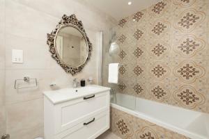Un baño con lavabo, espejo y bañera. en Ivory Suite Seafront With Views!- Fl 14 By Homely, en St Paul's Bay 24 fotos más