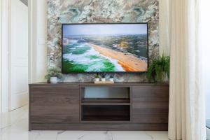 Una televisión o centro de entretenimiento en Ivory Suite Seafront With Views!- Fl 14 By Homely