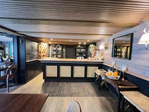 um restaurante com um bar com mesas e cadeiras em Chalet MOOS em Todtmoos