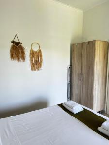 um quarto com uma cama e um armário de madeira em Armonia Apartments & Studios em Perivólion