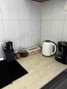 een witte broodrooster op een aanrecht in een keuken bij Armonia Apartments & Studios in Perivólion
