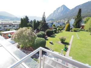 einen Balkon mit Blick auf den Garten und die Berge in der Unterkunft Haus Sunnseitn in Innsbruck