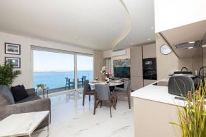 une cuisine et un salon avec vue sur l'océan dans l'établissement Ivory Suite Seafront With Views!- Fl 15 By Homely, à San Pawl il-Baħar