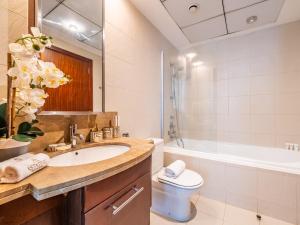 Et badeværelse på Downtown Luxury Living -1BR-Standpoint Tower A + 16 billeder