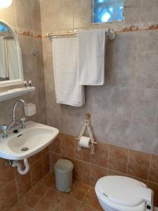 łazienka z umywalką i toaletą w obiekcie Ξενοδοχειο Julietta w mieście Patitiri