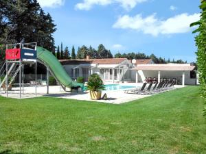 MeynesにあるVilla de 6 chambres avec piscine privee sauna et jardin clos a Meynesの裏庭(滑り台、プール付)