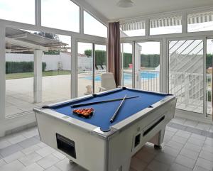 MeynesにあるVilla de 6 chambres avec piscine privee sauna et jardin clos a Meynesのビリヤード台付きのリビングルーム
