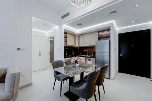 uma cozinha e sala de jantar com mesa e cadeiras em Stayis -Spacious & Luxury 1 Bedroom room Apartment em Dubai