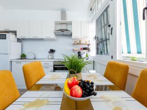 uma cozinha com uma mesa com uma taça de fruta em El Drago Apartment Fiber ,A/C,Near Ocean em Costa Del Silencio