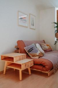 - un salon avec un canapé et une table dans l'établissement Cozy apartment in the heart of the historic city, à Bratislava