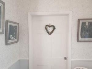 una puerta con un corazón colgando de ella en Heritage View Guest House, en Ironbridge