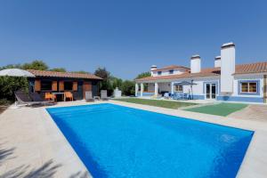 a swimming pool in the backyard of a villa at Sesmarias MEL Casas Gémeas para Famílias Grandes in Cercal