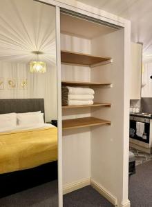 Ένα ή περισσότερα κρεβάτια σε δωμάτιο στο Luxury Studio Apartment Birmingham