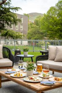 愛丁堡的住宿－The Scholar，餐桌,带食物盘和酒杯