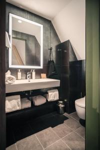 Ett badrum på Hota Hotel Saint-Imier