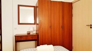 バンスコにあるOne bedroom apartement at Bansko 100 m away from the slopes with furnished balcony and wifiのベッドルーム(木製キャビネット、ベッド付)