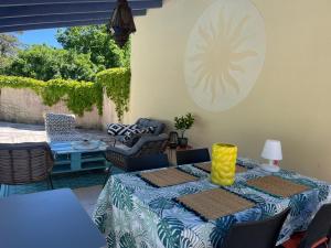 a table with a vase on it in a patio at Maison de vacances avec piscine in Chancelade