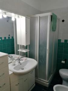 a bathroom with a sink and a shower at Casa a Scale in Sulmona +21 photos