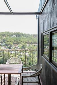 Rõdu või terrass majutusasutuses HLS Dalat Lodge