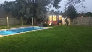 a backyard with a swimming pool in the grass at Casa Quinta La Bachi in Arturo SeguÃ­